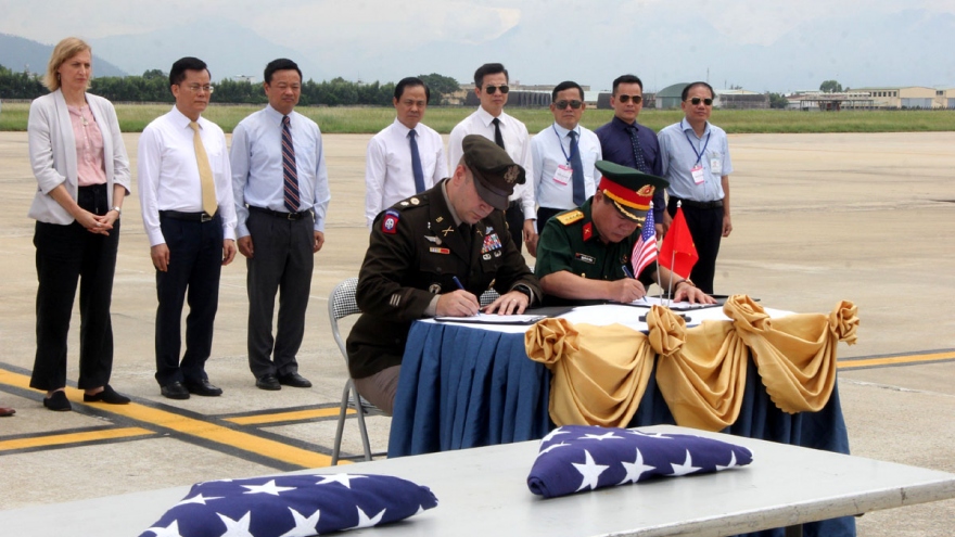 Vietnam hands over wartime servicemen’s remains to US